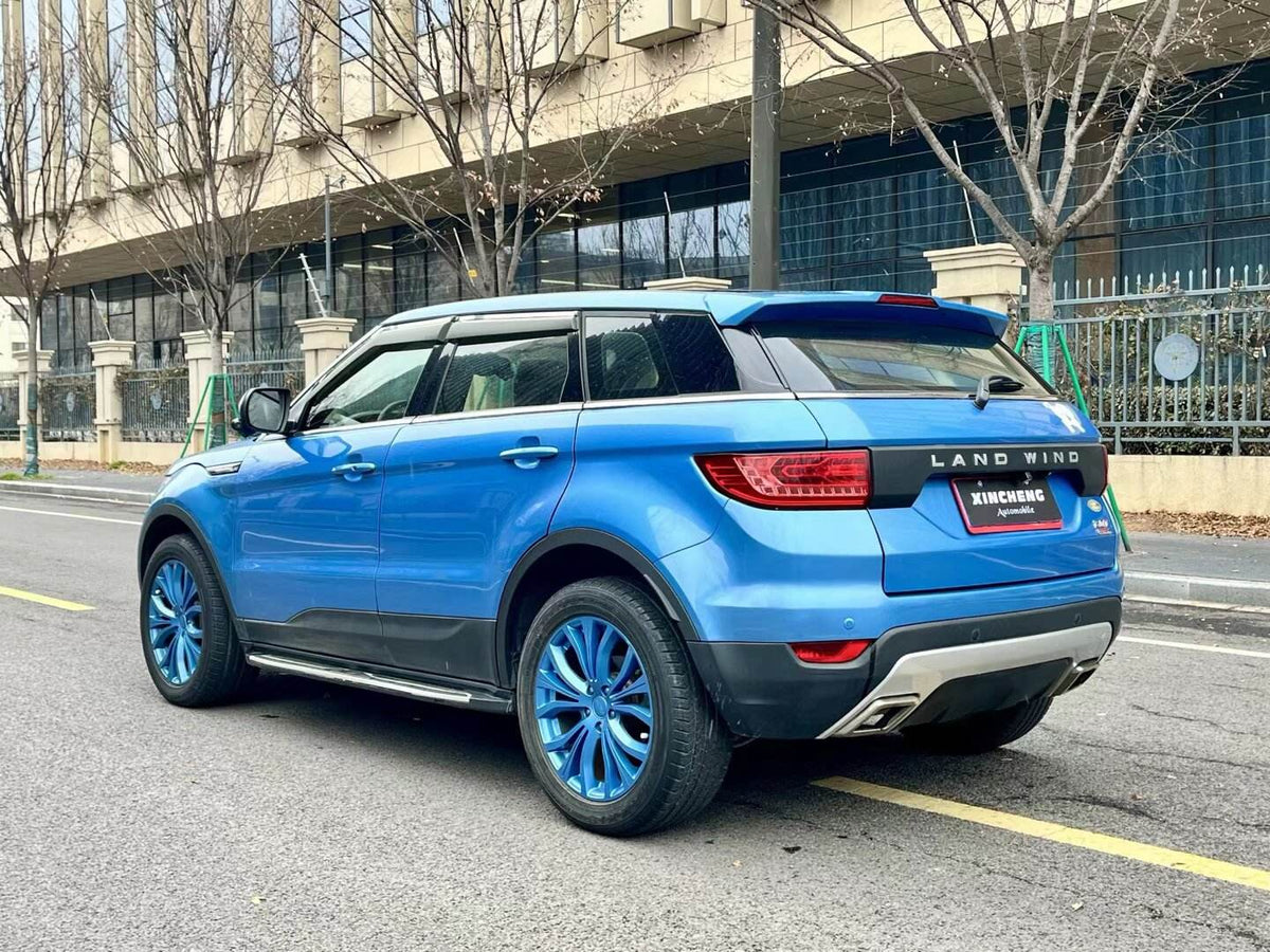 Landwind X7 turbocharged gasoline SUV, blue exterior, suitable for daily use and family trips.